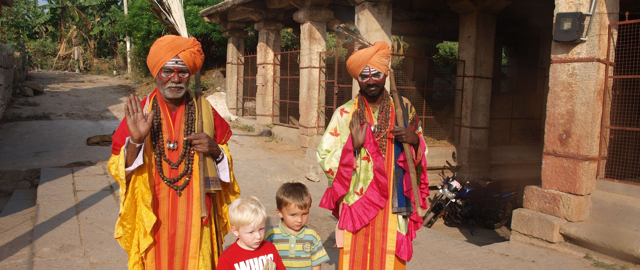 met kinderen naar india