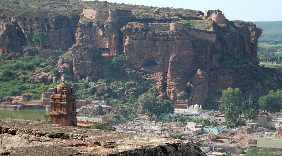 badami grotten luchtaanzicht