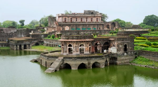 mandu tavel mahal en kapur talao