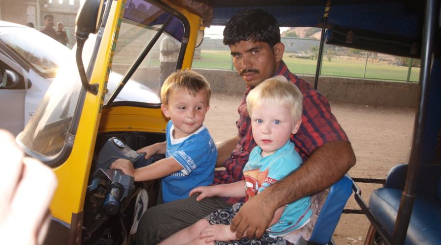 met kinderen naar india